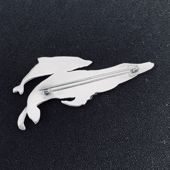 Sterling silver humpbacked whale and baby brooch - Picture 2 of 2
